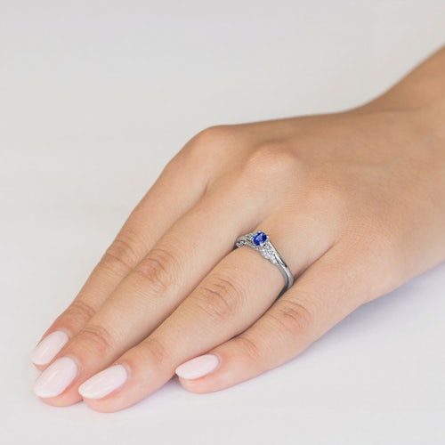 Pierścionek zaręczynowy SAVICKI: białe złoto, niebieski szafir